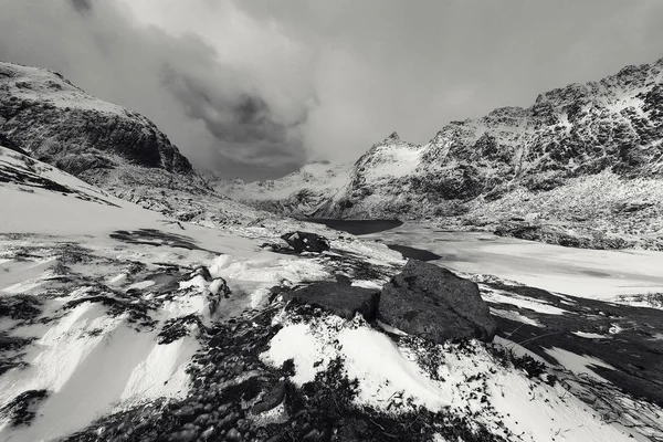 화창한 날에 아름 다운 눈 덮인 바위. 아름 다운 노르웨이 풍경입니다. Lofoten 섬입니다. 흑백 사진. — 스톡 사진