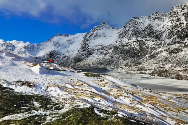 Magnifiques rochers enneigés par une journée ensoleillée. Beau paysage norvégien. Îles Lofoten . — Photo