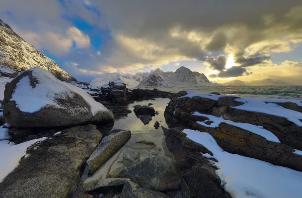 Antiche pietre sulle rive del freddo mare norvegese di sera. Isole Lofoten. Bellissimo paesaggio norvegese . — Foto Stock