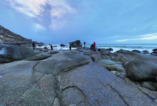 Grupo de fotógrafos de viagem fazendo fotos ao ar livre à noite. Ilhas Lofoten. Bela paisagem Noruega . — Fotografia de Stock