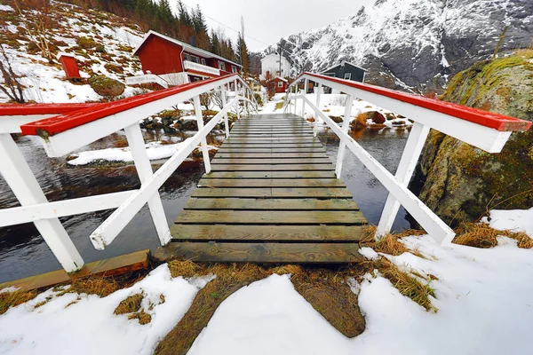 Ponte para aldeia sob o rio da montanha. Bela paisagem norueguesa. Ilhas Lofoten . — Fotografia de Stock