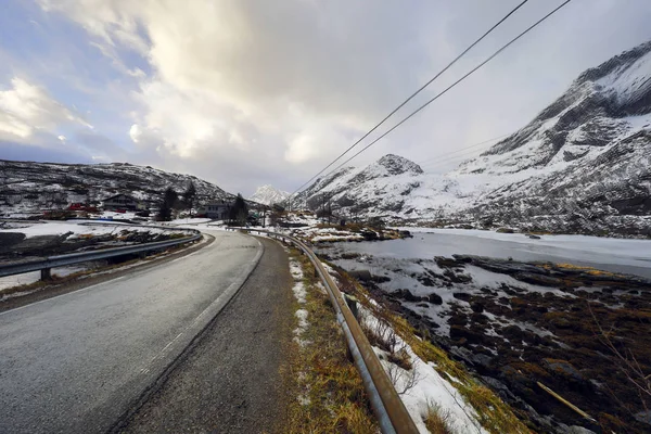 Montanha Noruega estrada e paisagem cênica das ilhas Lofoten . — Fotografia de Stock