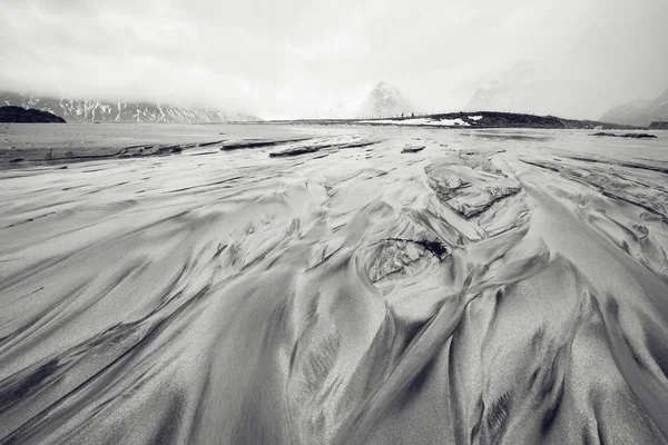 Dağ hareket okyanusa akan su akışları. Lofoten Adaları. Güzel Norveç manzara. Siyah-beyaz fotoğraf. — Stok fotoğraf