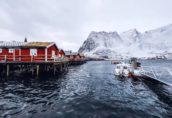 Fishing vessel at the pier of traditional fishing settlements of Lofoten islands. Beautiful Norway landscape. — Stock Photo, Image