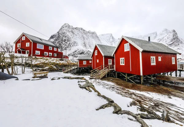  Geleneksel balıkçılık Yerleşmeleri Lofoten Adaları. Güzel Norveç Peyzaj ve eski mimari. 