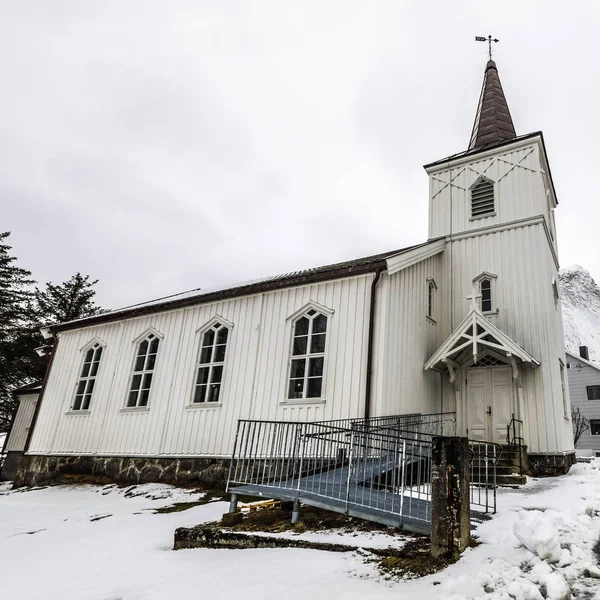 A halászati falu hagyományos norvég egyház. — Stock Fotó