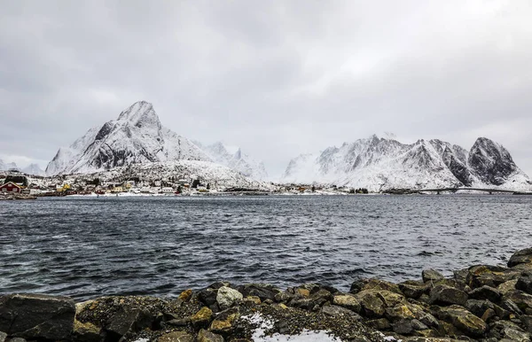 Monumenten van de Lofoten eilanden. Mooi landschap van Noorwegen. — Stockfoto