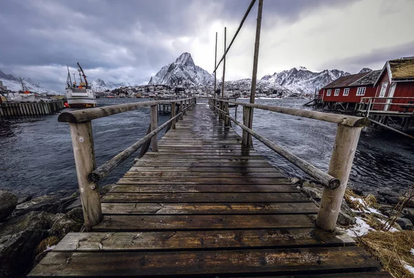 Oude pier in traditionele visserij nederzettingen van de Lofoten eilanden. Mooi landschap van Noorwegen. — Stockfoto