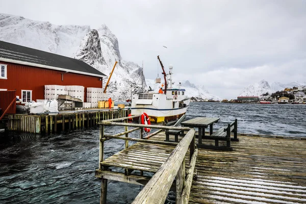 Navio de pesca no cais de assentamentos de pesca tradicionais das ilhas Lofoten. Bela paisagem Noruega . — Fotografia de Stock