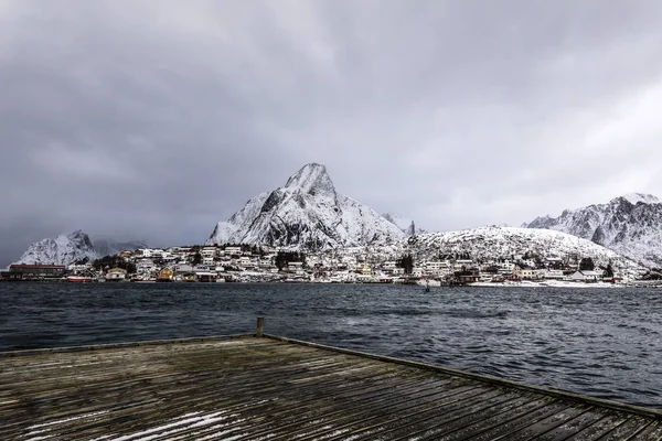 Eski iskele geleneksel balıkçılık yerleşim Lofoten Adaları. Güzel Norveç manzara. — Stok fotoğraf