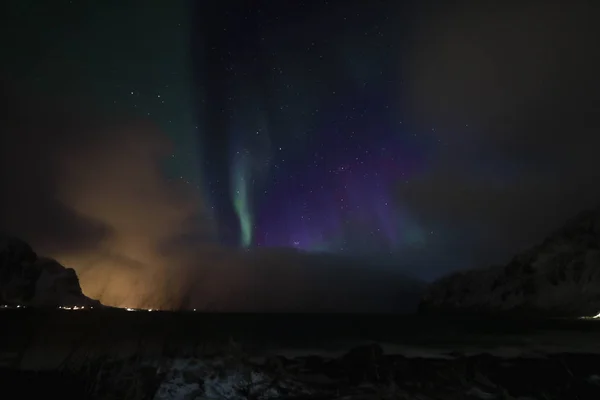 Increíble Aurora Boreal multicolor también conocida como auroras boreales en el cielo nocturno sobre el paisaje de Lofoten, Noruega, Escandinavia . —  Fotos de Stock