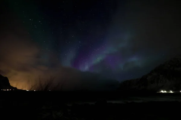 Úžasné barevné polární záře také vědět, jak na šířku polární záře na noční obloze nad Lofoty, Norsko, Skandinávie. — Stock fotografie