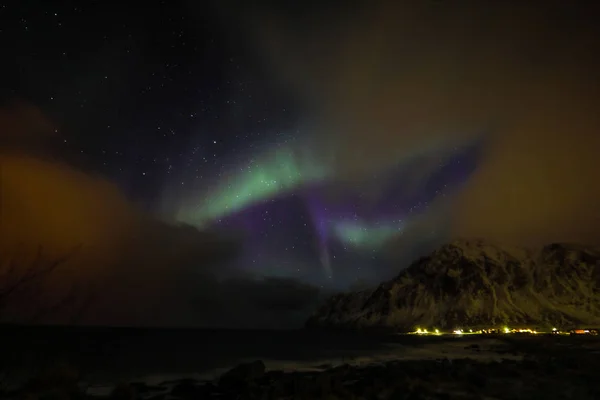 Amazing veelkleurige Aurora Borealis ook bekend als de Northern Lights in de nachtelijke hemel over Lofoten landschap, Noorwegen, Scandinavië. — Stockfoto