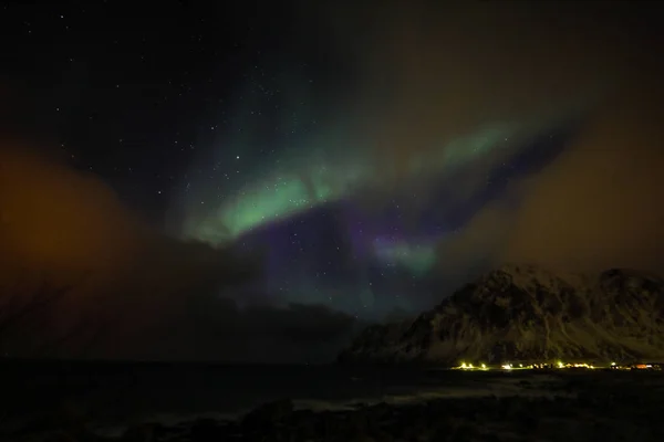 Increíble Aurora Boreal multicolor también conocida como auroras boreales en el cielo nocturno sobre el paisaje de Lofoten, Noruega, Escandinavia . —  Fotos de Stock
