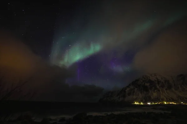 Amazing multicolorido Aurora Borealis também conhecido como luzes do norte no céu noturno sobre a paisagem Lofoten, Noruega, Escandinávia . — Fotografia de Stock