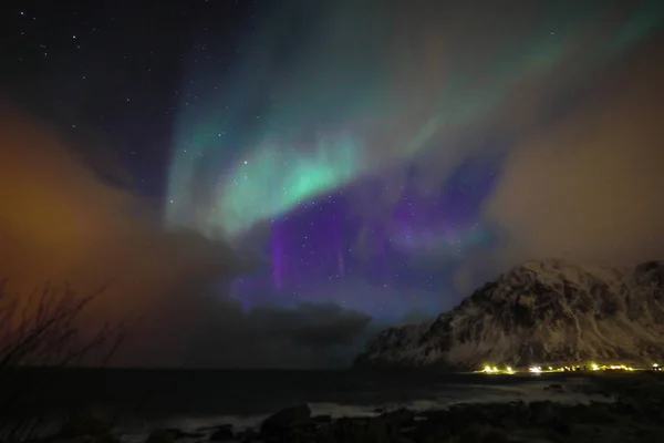 Amazing multicolorido Aurora Borealis também conhecido como luzes do norte no céu noturno sobre a paisagem Lofoten, Noruega, Escandinávia . — Fotografia de Stock