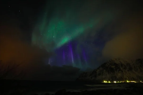 Amazing veelkleurige Aurora Borealis ook bekend als de Northern Lights in de nachtelijke hemel over Lofoten landschap, Noorwegen, Scandinavië. — Stockfoto