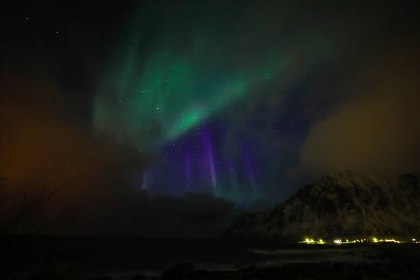 Increíble Aurora Boreal multicolor también conocida como auroras boreales en el cielo nocturno sobre el paisaje de Lofoten, Noruega, Escandinavia . — Foto de Stock