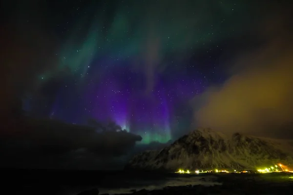 Amazing multicolorido Aurora Borealis também conhecido como luzes do norte no céu noturno sobre a paisagem Lofoten, Noruega, Escandinávia . — Fotografia de Stock