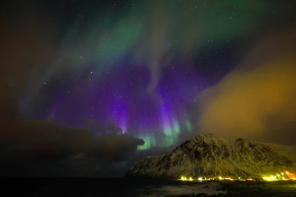 Erstaunliche bunte Polarlichter, auch bekannt als Nordlichter am Nachthimmel über erhabener Landschaft, Norwegen, Skandinavien. — Stockfoto