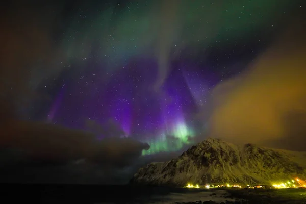 Amazing multicolored Aurora Borealis also know as Northern Lights in the night sky over Lofoten landscape, Norway, Scandinavia. — Stock Photo, Image