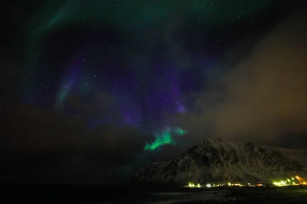 Amazing multicolored Aurora Borealis also know as Northern Lights in the night sky over Lofoten landscape, Norway, Scandinavia. — Stock Photo, Image