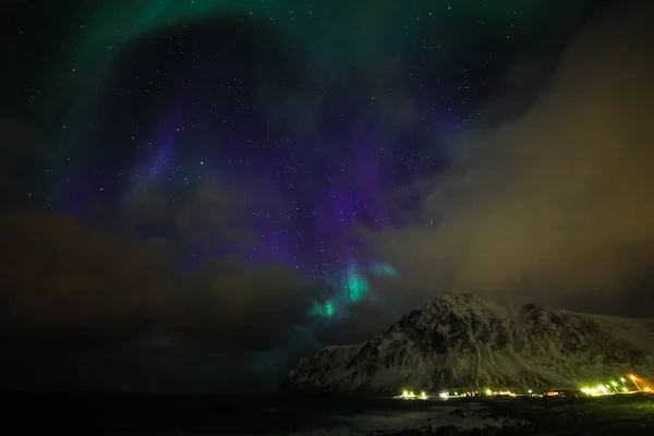 Amazing multicolorido Aurora Borealis também conhecido como luzes do norte no céu noturno sobre a paisagem Lofoten, Noruega, Escandinávia . — Fotografia de Stock