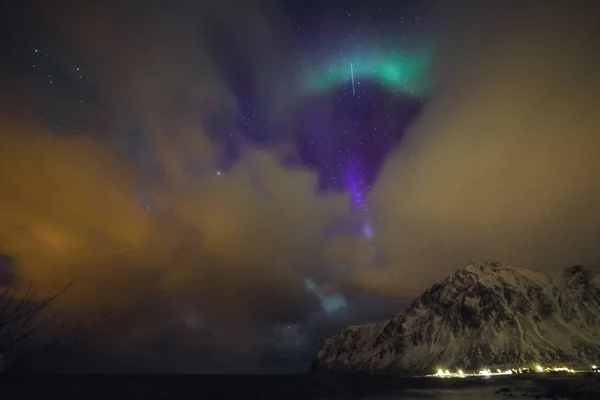 Niesamowite wielobarwne Aurora Borealis znany również jako krajobraz Zorza polarna na nocnym niebie na Lofotach, Norwegia, Scandinavia. — Zdjęcie stockowe