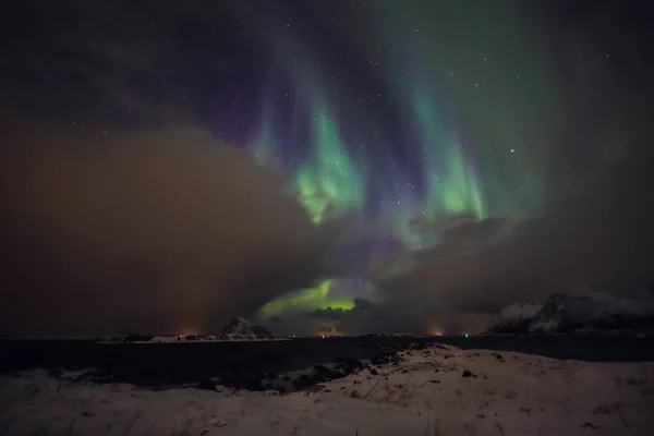 Amazing veelkleurige Aurora Borealis ook bekend als de Northern Lights in de nachtelijke hemel over Lofoten landschap, Noorwegen, Scandinavië. — Stockfoto