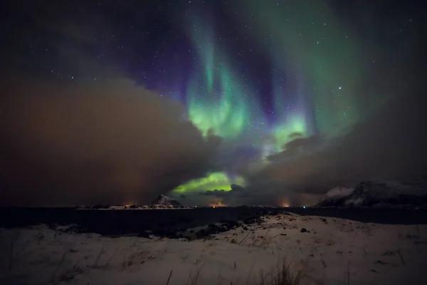 Удивительные разноцветные Aurora Borealis также известны как Северное сияние в ночном небе над Лофотенским ландшафтом, Норвегия, Скандинавия . — стоковое фото