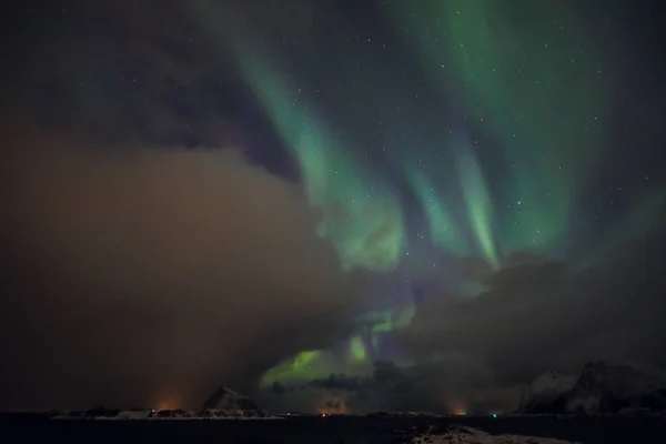 Increíble Aurora Boreal multicolor también conocida como auroras boreales en el cielo nocturno sobre el paisaje de Lofoten, Noruega, Escandinavia . — Foto de Stock