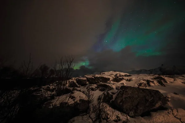 Increíble Aurora Boreal multicolor también conocida como auroras boreales en el cielo nocturno sobre el paisaje de Lofoten, Noruega, Escandinavia . — Foto de Stock