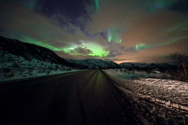 Incredibile multicolore Aurora Boreale noto anche come aurora boreale nel cielo notturno sopra il paesaggio Lofoten, Norvegia, Scandinavia. Sfocato come sfondo della natura astratta . — Foto Stock