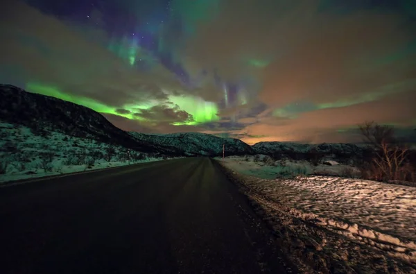 Incredibile multicolore Aurora Boreale noto anche come aurora boreale nel cielo notturno sopra il paesaggio Lofoten, Norvegia, Scandinavia. Sfocato come sfondo della natura astratta . — Foto Stock