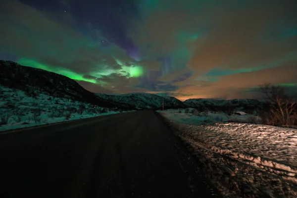 Incredibile multicolore Aurora Boreale noto anche come aurora boreale nel cielo notturno sopra il paesaggio Lofoten, Norvegia, Scandinavia. Sfocato come sfondo della natura astratta . — Foto Stock