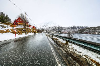Dağ Norveç yol ve doğal peyzaj Lofoten Adaları.