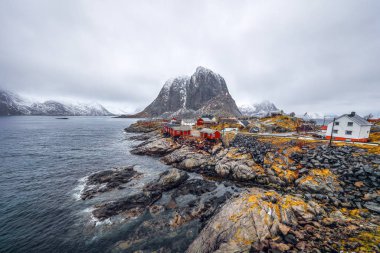  Geleneksel balıkçılık Yerleşmeleri Lofoten Adaları. Güzel Norveç Peyzaj ve eski mimari. 