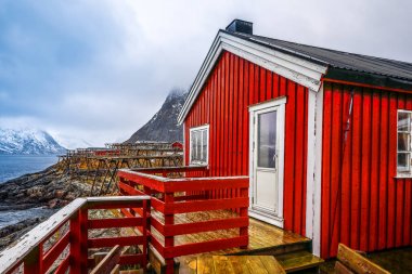  Geleneksel balıkçılık Yerleşmeleri Lofoten Adaları. Güzel Norveç Peyzaj ve eski mimari. 