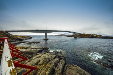 Uzun yolu köprüsü. Güzel Norveç manzara. Lofoten Adaları.