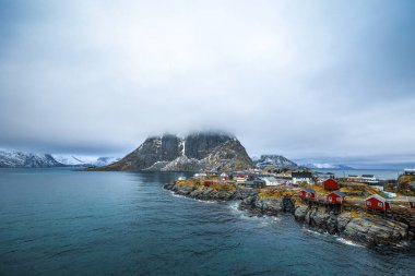  Geleneksel balıkçılık Yerleşmeleri Lofoten Adaları. Güzel Norveç Peyzaj ve eski mimari. 