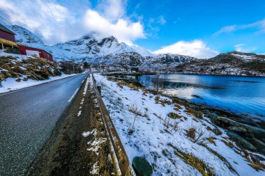 Dağ Norveç yol ve doğal peyzaj Lofoten Adaları.