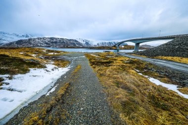 Uzun yolu köprüsü. Güzel Norveç manzara. Lofoten Adaları.