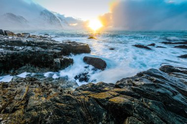 Akşam zaman soğuk Norveç Denizi kıyısında antik taşlar. Lofoten Adaları. Güzel Norveç manzara.