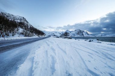 Dağ Norveç yol ve doğal peyzaj Lofoten Adaları.