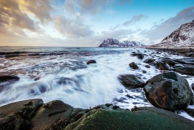 Akşam zaman soğuk Norveç Denizi kıyısında antik taşlar. Lofoten Adaları. Güzel Norveç manzara.