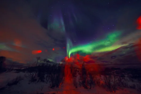 Incroyable aurore boréale multicolore également connu sous le nom aurores boréales dans le ciel nocturne sur le paysage Lofoten, Norvège, Scandinavie. Flou comme fond de nature abstrait . — Photo