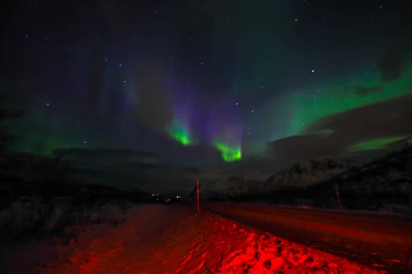 Incredibile multicolore Aurora Boreale noto anche come aurora boreale nel cielo notturno sopra il paesaggio Lofoten, Norvegia, Scandinavia. Sfocato come sfondo della natura astratta . — Foto Stock