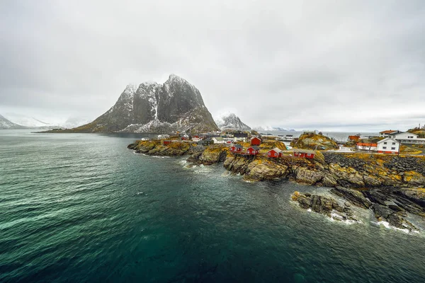 De nederzettingen van de ambachtelijke visserij van de Lofoten eilanden. Mooi Noorwegen landschap en de oude architectuur. — Stockfoto