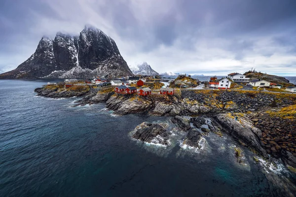  Geleneksel balıkçılık Yerleşmeleri Lofoten Adaları. Güzel Norveç Peyzaj ve eski mimari. 