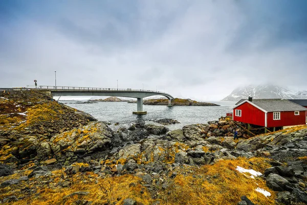Dlouhá cesta most. Krásná krajina Norsko. Lofoten ostrovy. — Stock fotografie